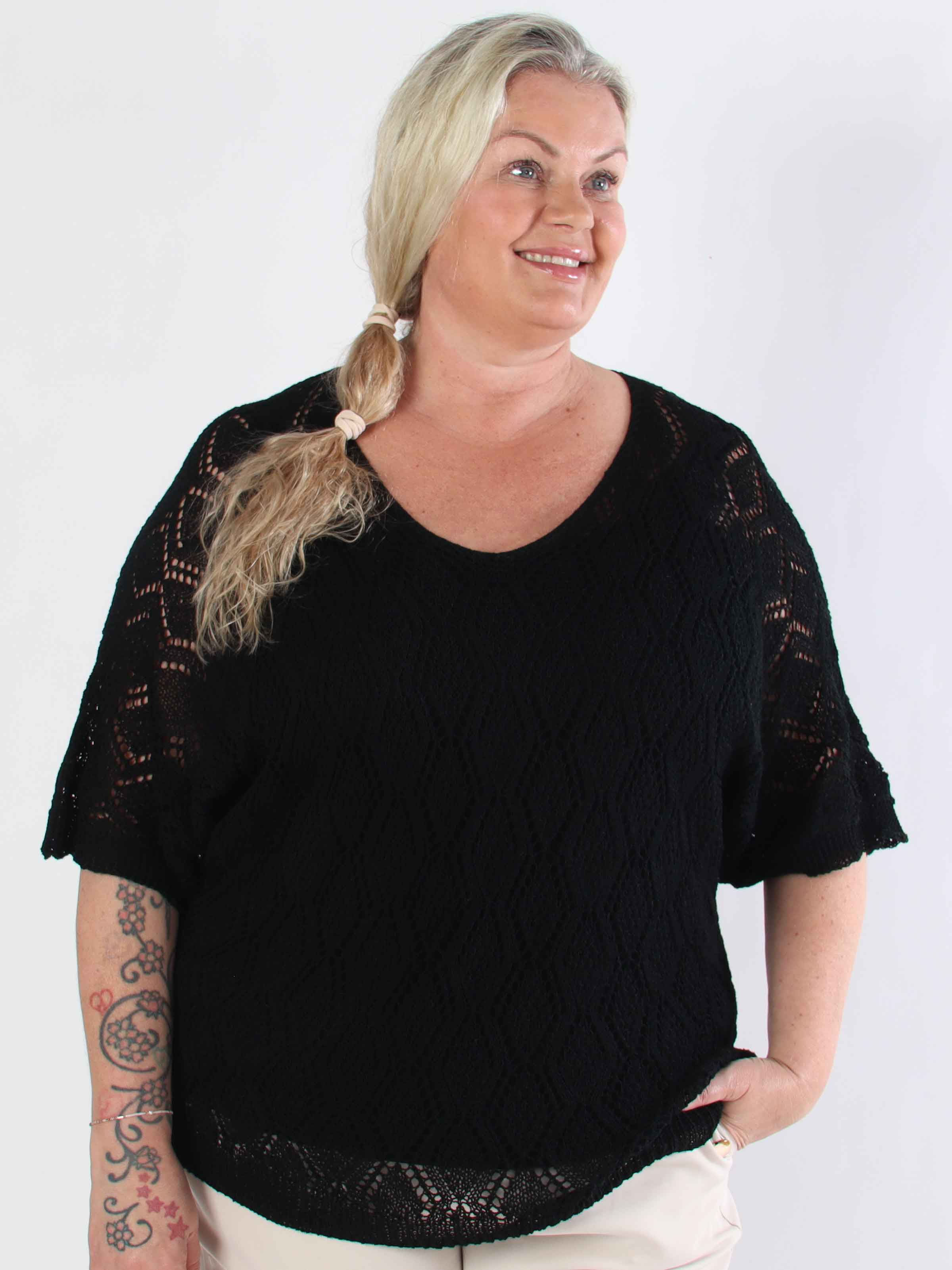 Deisy - Sød plus size tunika i strikket hulmønster